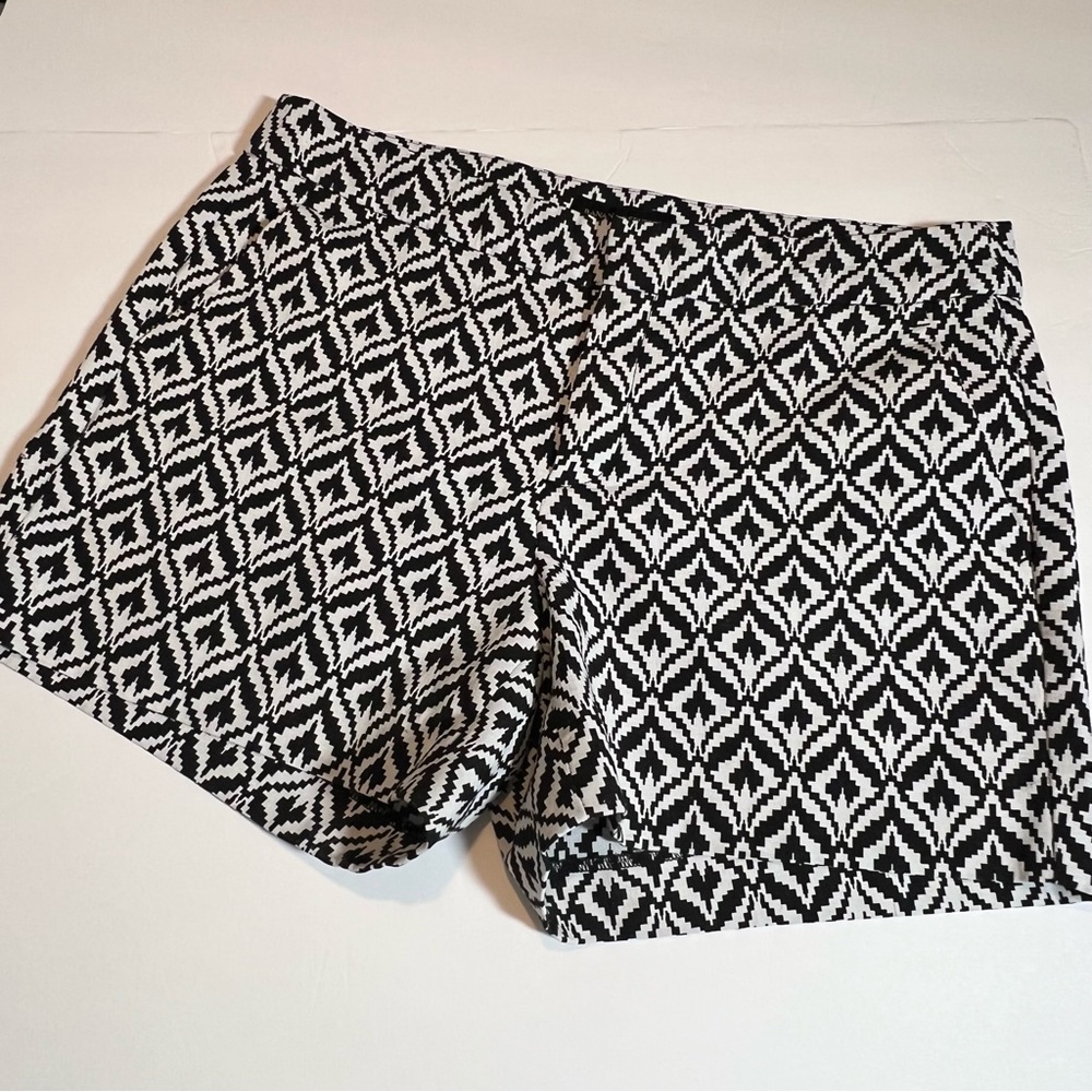 BANANA REPUBLIC Black & White Shorts Size 8